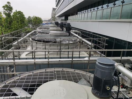 建筑物上為什么要裝冷卻塔,建筑物上為什么要掛鏡子